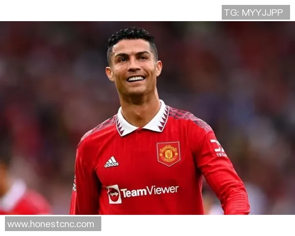 巨星捧起荣耀奖杯全场沸腾见证足球辉煌时刻 巨星捧起荣耀奖杯全场沸腾见证足球辉煌时刻